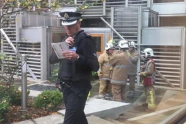 Cảnh sát ở nơi tìm thấy ba gói hàng đáng ngờ. (Nguồn: BBC)