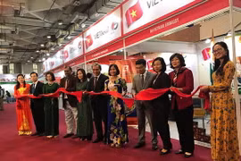 Đại sứ Tôn Sinh Thành cắt băng khai trương gian hàng Việt Nam tại IITF 37. (Ảnh: Huy Bình-Minh Luyến/Vietnam+)