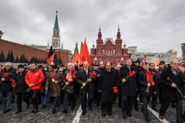 Các thành viên Đảng Cộng sản Nga tại lễ kỷ niệm 100 năm Cách mạng Tháng Mười Nga ở thủ đô Moskva. (Ảnh: AFP/TTXVN)
