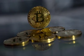 Đồng tiền Bitcoin tại London, Anh ngày 20/11 vừa qua. (Ảnh: AFP/TTXVN)