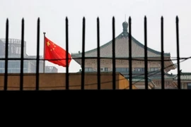 Quốc kỳ của Trung Quốc rực rỡ sau hàng rào của trụ sở của Ủy ban Cải cách và Phát triển quốc gia (NDRC) ở Bắc Kinh. (Nguồn: Reuters)