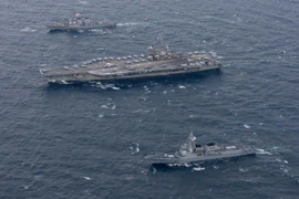  Tàu sân bay USS Ronald Reagan (giữa) tham gia cuộc tập trận chung Hàn Quốc-Mỹ ngày 18/10. (Ảnh: Yonhap/TTXVN)