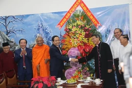 Ông Trần Thanh Mẫn tặng hoa Giám mục Nguyễn Văn Khảm. (Ảnh: Minh Trí/TTXVN)