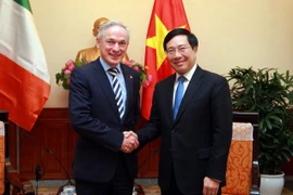 Phó Thủ tướng, Bộ trưởng Bộ Ngoại giao Phạm Bình Minh tiếp Bộ trưởng Giáo dục và Kỹ năng Ireland Richard Bruton đang thăm và làm việc tại Việt Nam. (Ảnh: An Đăng/TTXVN)