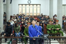 Bị cáo Saga đứng trước vành móng ngựa. (Ảnh: Nguyễn Cúc/TTXVN)