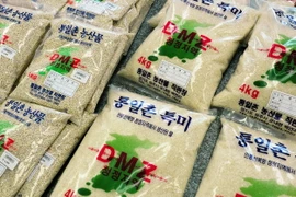 Các bao gạo được bày bán gần Musan, Hàn Quốc. (Ảnh: AFP/TTXVN)