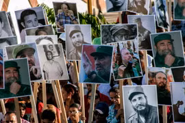 Người dân mang theo di ảnh của cố Lãnh tụ Fidel Castro tham gia lễ tuần hành tại Santiago de Cuba ngày 4/12. (Ảnh: THX/TTXVN)