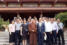 Thầy Thích Thanh Huân và một đoàn nghiên cứu của Nhật Bản đến thăm tìm hiểu hoạt động xã hội của Chùa Pháp Vân. (Nguồn: Hòa thượng Thích Thanh Huân cung cấp)