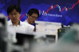 Giao dịch viên làm việc tại Ngân hàng Hana, Seoul, Hàn Quốc. (Ảnh: EPA/TTXVN)