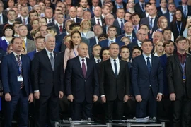 Tổng thống Nga Vladimir Putin (thứ ba trái) và Thủ tướng Nga Dmitry Medvedev (giữa) tại phiên họp của Đảng Nước Nga Thống nhất ở Moskva ngày 23/12. (Ảnh: AFP/TTXVN)