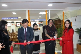 Đại sứ Việt Nam tại Ấn Độ Tôn Sinh Thành, Trợ lý Bộ trưởng Văn hóa Ấn Độ Sujata Prasad cắt băng khai trương phòng sách. (Ảnh: Huy Bình-Minh Luyến/Vietnam+) 