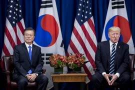 Tổng thống Mỹ Donald Trump (phải) và người đồng cấp Hàn Quốc Moon Moon Jae-In tại cuộc gặp ở New York, Mỹ. (Ảnh: AFP/TTXVN)