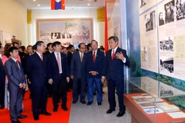 Các quan chức tham dự đang thăm quan Triển lãm. (Ảnh: Phạm Kiên/Vietnam+)