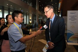 Ông Rio Fiocco, thành viên dự khuyết của đoàn Papua New Guinea, trả lời phỏng vấn. (Ảnh: Quốc Khánh/TTXVN)