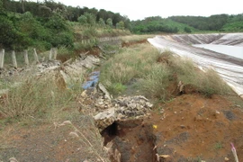 Mái hồ chứa bùn đỏ bị sụt, trượt. (Ảnh: Anh Dũng/TTXVN)