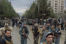 Cảnh sát điều tra tại hiện trường vụ đánh bom ở Kabul ngày 16/11 vừa qua. (Ảnh: AFP/TTXVN)