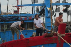Ngư dân neo đậu tàu thuyền vào nơi tránh trú an toàn tại âu thuyền huyện Lộc Hà, tỉnh Hà Tĩnh. (Ảnh: Công Tường/TTXVN)