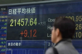 Bảng tỷ giá chứng khoán tại Sàn giao dịch chứng khoán Tokyo, Nhật Bản ngày 20/10 vừa qua. (Ảnh: AFP/TTXVN)