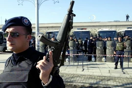 Cảnh sát Thổ Nhĩ Kỳ gác tại Quảng trường Taksim. (Ảnh: AFP/TTXVN)