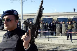 Cảnh sát Thổ Nhĩ Kỳ gác tại Quảng trường Taksim. (Ảnh: AFP/TTXVN)