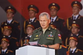 Bộ trưởng Quốc phòng Nga Sergei Shoigu - ở giữa. (Ảnh: EPA/TTXVN)
