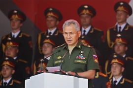 Bộ trưởng Quốc phòng Nga Sergei Shoigu - ở giữa. (Ảnh: EPA/TTXVN)