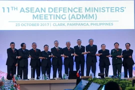 Đại tướng Ngô Xuân Lịch (thứ 2, phải), Ủy viên Bộ Chính trị, Phó Bí thư Quân ủy Trung ương, Bộ trưởng Bộ Quốc phòng chụp ảnh chung cùng Bộ trưởng Quốc phòng các nước ASEAN tại hội nghị. (Ảnh: THX/TTXVN)
