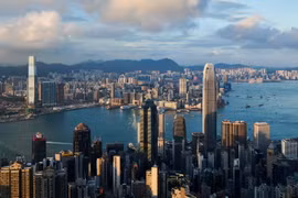 Tòa nhà chọc trời The Centre (giữa) tại Hong Kong, Trung Quốc. (Ảnh: AFP/TTXVN)