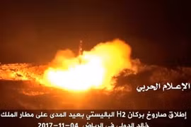 Một vụ phóng tên lửa của phiến quân Houthi ở Yemen ngày 5/11 vừa qua. (Ảnh: Reuters/TTXVN)