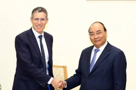 Thủ tướng Nguyễn Xuân Phúc tiếp ông Jerome Stubler, Chủ tịch Tập đoàn Vinci Construction của Pháp. (Ảnh: Thống Nhất/TTXVN)