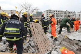 Lực lượng cứu hộ làm nhiệm vụ tại hiện trường vụ nổ ở Chiết Giang. (Ảnh; AFP/TTXVN)