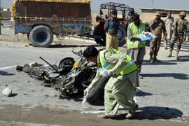 Lực lượng an ninh Pakistan điều tra tại hiện trường vụ đánh bom ở Quetta ngày 18/10 vừa qua. (Ảnh: THX/TTXVN) 