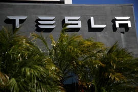 Biểu tượng Tesla tại trung tâm dịch vụ ở Los Angeles, California, Mỹ. (Ảnh: AFP/TTXVN)