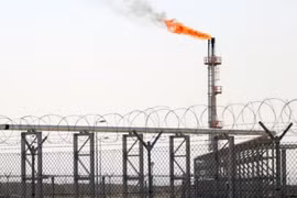 Mỏ khí đốt tự nhiên Bắc Rumaila, phía bắc cảng Basra ở miền nam Iraq. (Ảnh: AFP)
