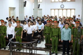 Các bị cáo nghe tuyên án. (Ảnh: Doãn Tấn/TTXVN)