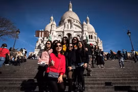 Khách du lịch tham quan thủ đô Paris, Pháp. (Ảnh: AFP/TTXVN)