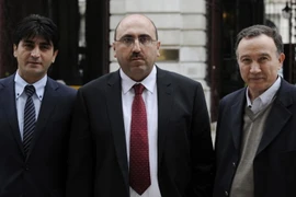 Người đứng đầu của SOHR Rami Abdel Rahman - đứng giữa. (Ảnh: Deutsche Welle/TTXVN)