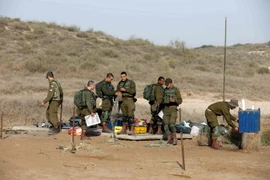 Quân đội Israel triển khai tại khu vực biên giới với Dải Gaza ngày 13/11. (Ảnh: AFP/TTXVN)