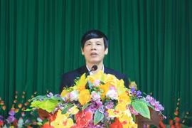 Chủ tịch Ủy ban Nhân dân tỉnh Thanh Hóa Nguyễn Đình Xứng trả lời các câu hỏi của người dân. (Ảnh: Trịnh Duy Hưng/TTXVN)