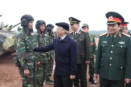 Tổng Bí thư Nguyễn Phú Trọng, Bí thư Quân ủy Trung ương với cán bộ, chiến sỹ tham gia huấn luyện, sẵn sàng chiến đấu. (Ảnh TTXVN phát)