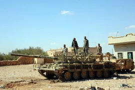 Binh sỹ Syria sau khi giành lại quyền kiểm soát một thị trấn thuộc tỉnh Hama từ IS ngày 3/10 vừa qua. (Ảnh: THX/TTXVN)
