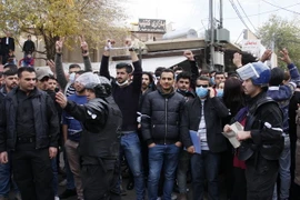 Người dân tham gia biểu tình tại Sulaymaniyah, Khu tự trị người Kurd, miền bắc Iraq ngày 19/12. (Ảnh: AFP/TTXVN)