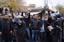 Người dân tham gia biểu tình tại Sulaymaniyah, Khu tự trị người Kurd, miền bắc Iraq ngày 19/12. (Ảnh: AFP/TTXVN)