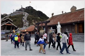 Khách du lịch tham quan đỉnh Fansipan. (Ảnh: Thanh Hà/TTXVN)