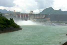 Hồ thủy điện Tuyên Quang mở một cửa xả đáy để đảm bảo an toàn cho hồ chứa. (Ảnh: Văn Tý/TTXVN)