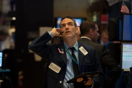 Giao dịch viên tại Sàn giao dịch chứng khoán New York của Mỹ. (Ảnh: AFP/TTXVN)