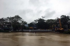 Các phương tiện thi công dọc tuyến đường sông An Cựu, di chuyển lên cao để đảm bảo an toàn cho người và phương tiện. (Ảnh: Quốc Việt/TTXVN)