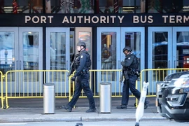 Cảnh sát Mỹ tuần tra gần hiện trường vụ nổ ở New York ngày 11/12 vừa qua. (Ảnh: THX/TTXVN)