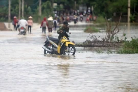Đường vào xã Sơn Thành, Bảo Thành, huyện Yên Thành, tỉnh Nghệ An, đi từ đường N5 bị ngập sâu, ảnh hưởng tới việc đi lại của người dân. (Ảnh: Thanh Tùng/TTXVN)