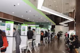 Giao dịch tại Vietcombank. (Ảnh: CTV/Vietnam+)